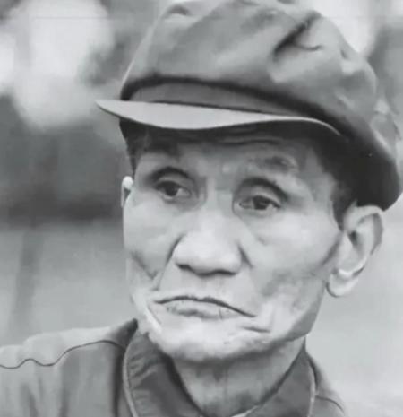 1947年，一名中年男人，装疯卖傻14年。一天，趁看守打麻将，他说去解手，看守懒