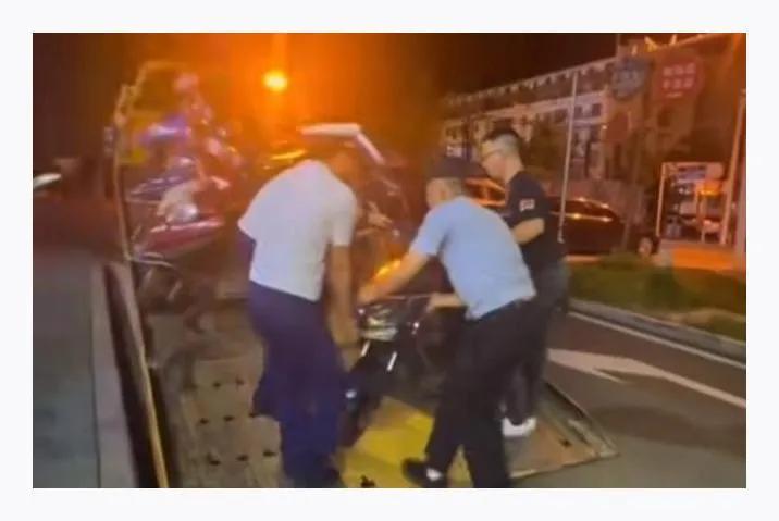 《25 万人夜查电动车：安全与便利的权衡》
 
近日，一场规模空前的电动车夜查行