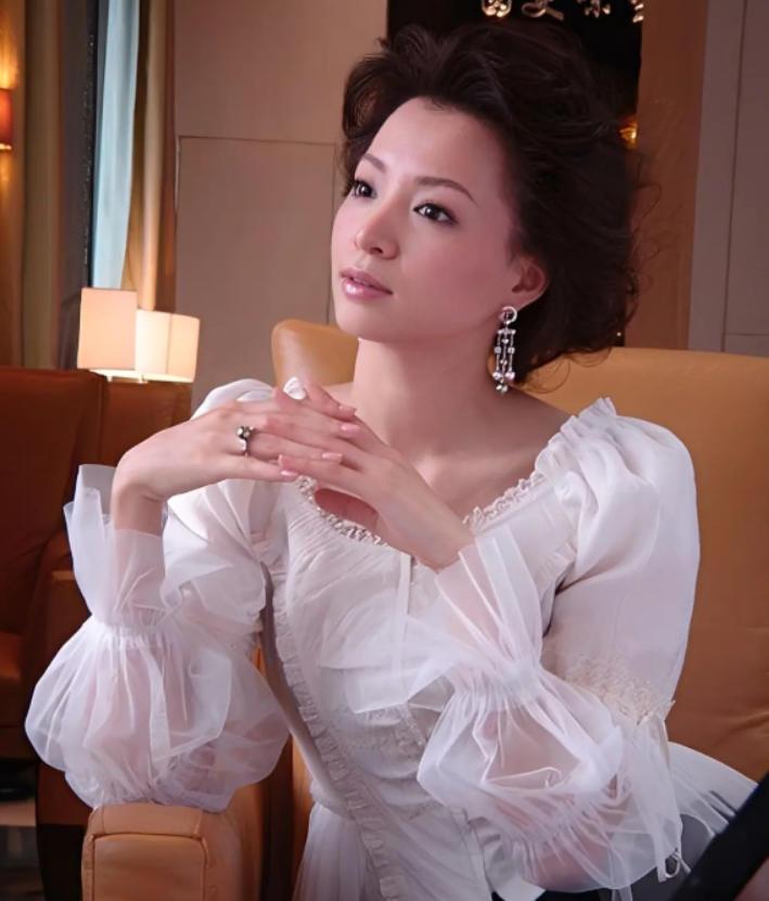 2001年，程前妻子王越发现，丈夫与一个漂亮姑娘有染，规劝不成后愤而离婚。姑娘是