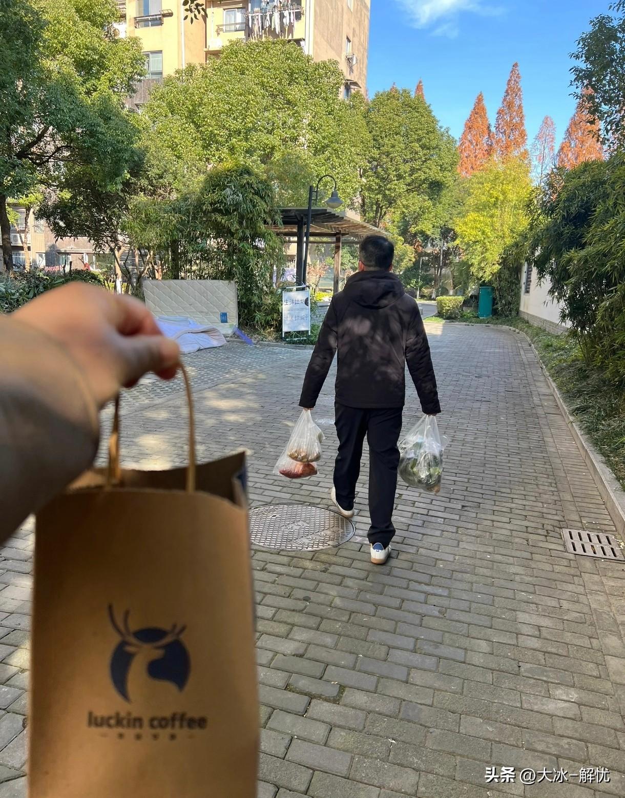 我老公的消费观，真的特别有意思。
 
我老公，36岁，昨天陪他去超市，45块钱一