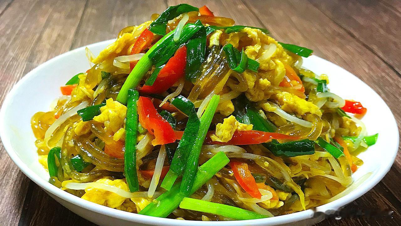 #非常家常菜# #美食品鉴官# 鸡蛋、绿豆芽、粉条、韭菜，看似简单常见的食材，搭