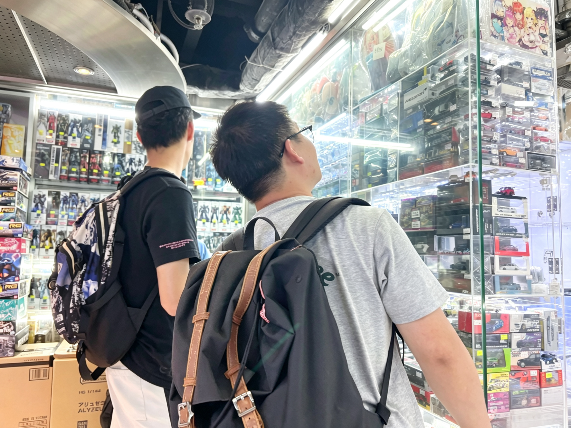 昨天去HK淘了很多小车模回来，有很多楼中店专门卖车模，很多限定款或者绝版货，经常