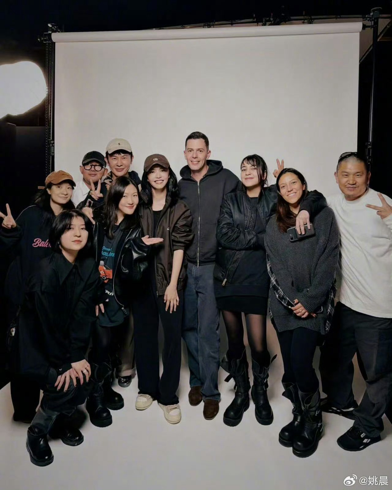 姚晨送了水果姐虎头帽 姚晨这波文化输出我直接跪了。水果姐戴上虎头帽那个劲儿，虎头