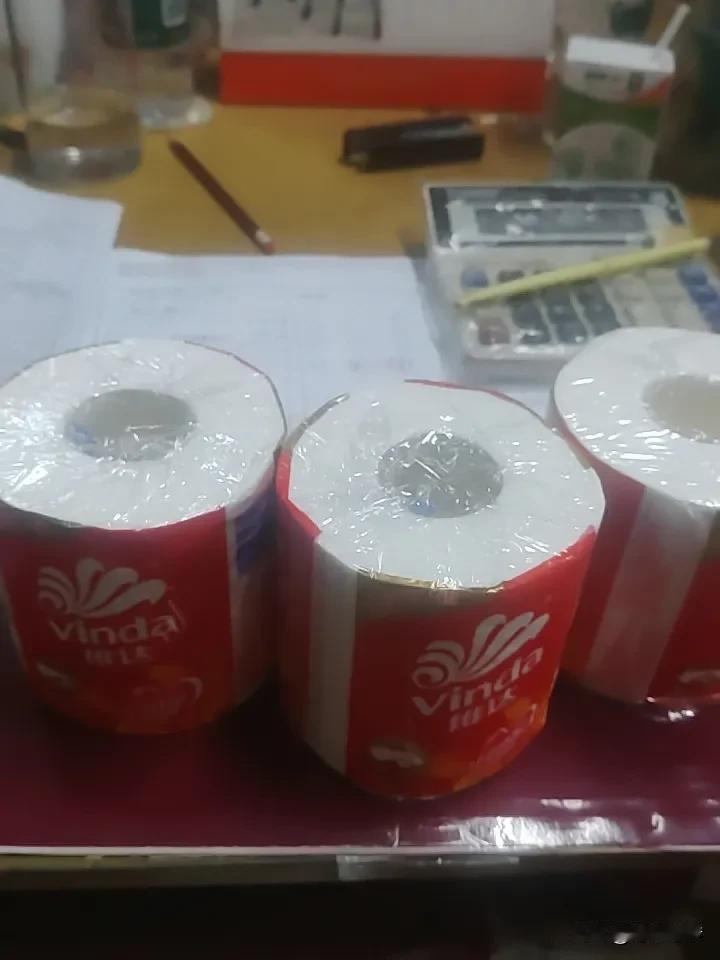 下个月的福利到手了，三卷卫生纸。
本来每个人发二卷的，但总务会给去领纸巾的人，多
