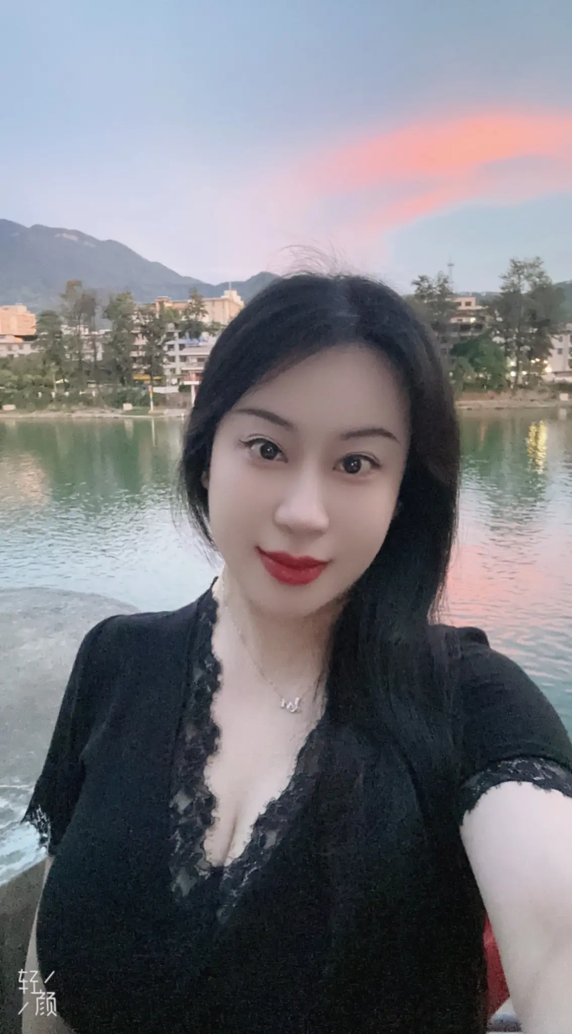 云朵偷喝了夕阳，醉成一片胭脂色