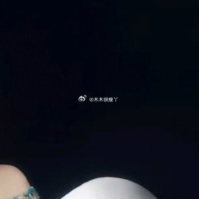 杨紫一身香槟金裙摆漫过银色装置，这一帧定格成了全场焦点。定制礼服上，蓝绿水钻如星