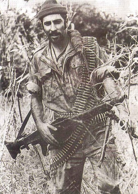 每天认识一件兵器 1972 年，几内亚比绍，一名葡萄牙伞兵手持MG-42通用机枪