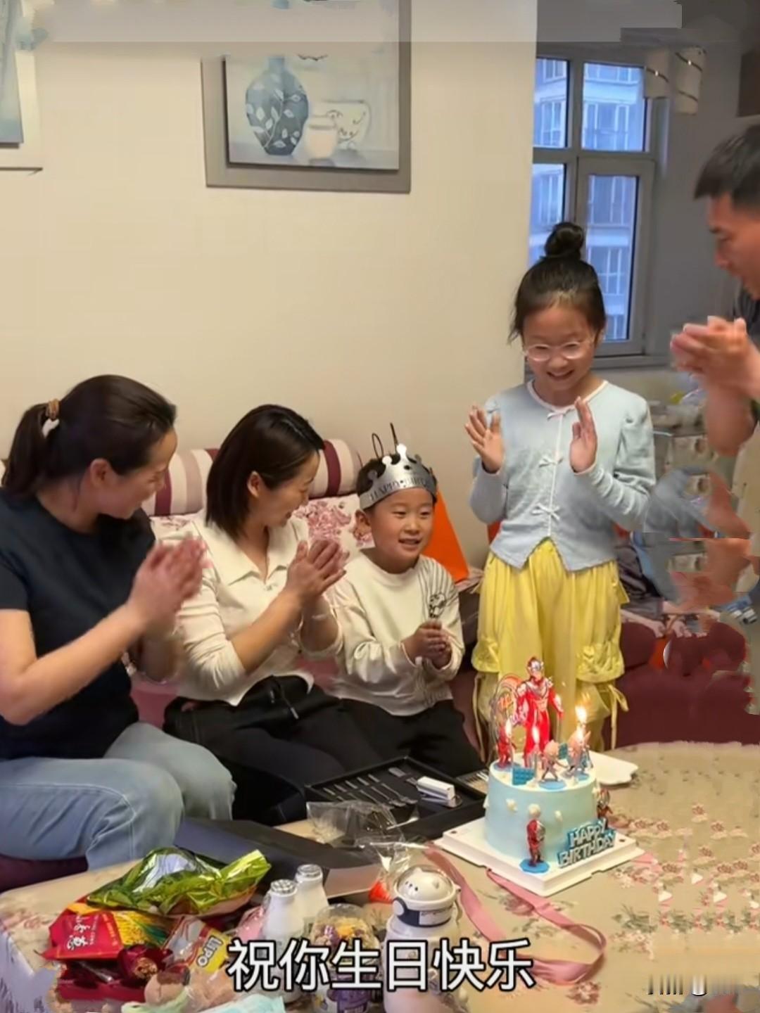 小航航生日这场景，看着真让人心酸。

以前傻大妮和王常输那可都是爱凑热闹的主儿，