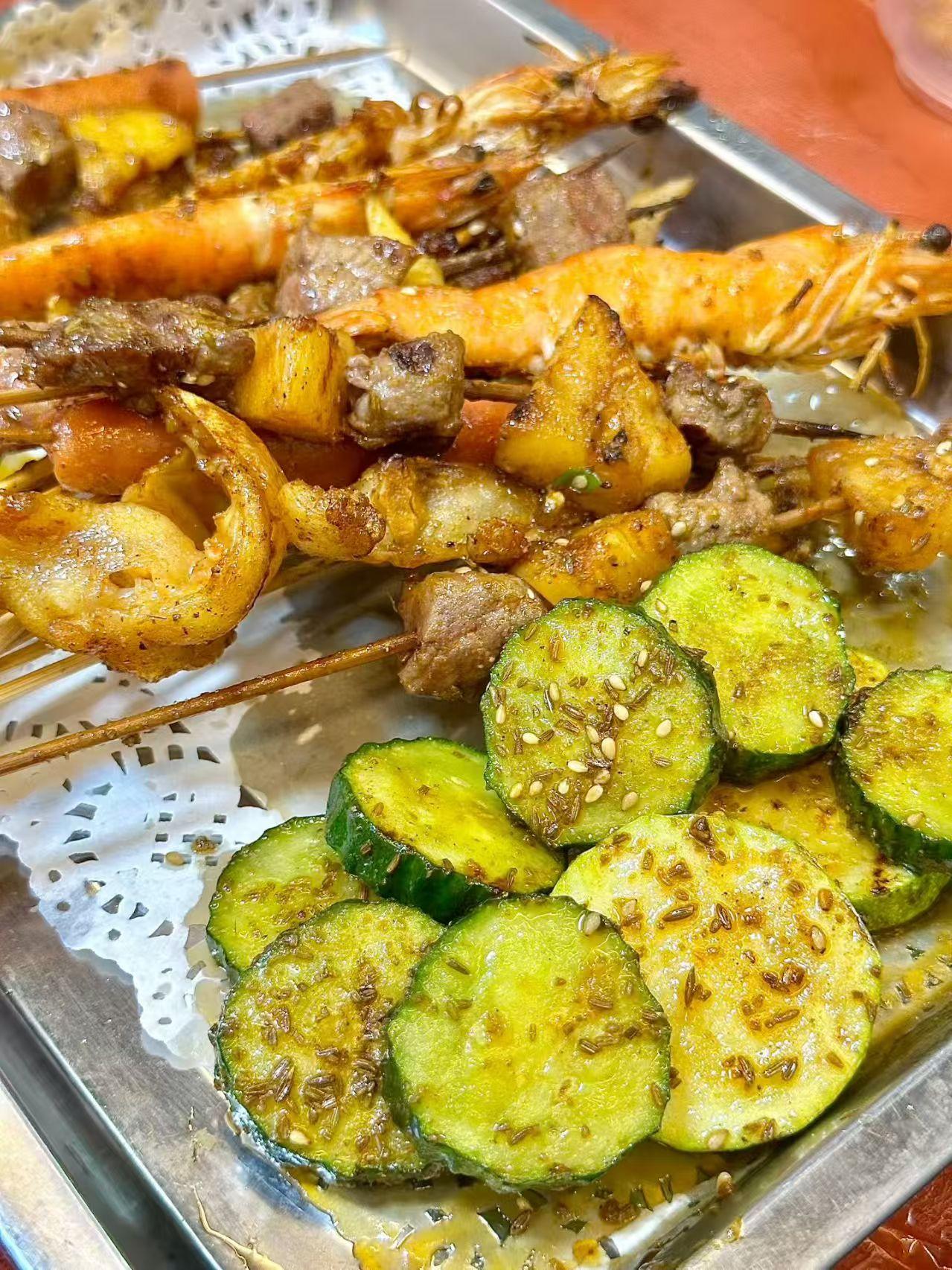 舌尖上的美味 ， 烤串大拼盘，满足你的味蕾。