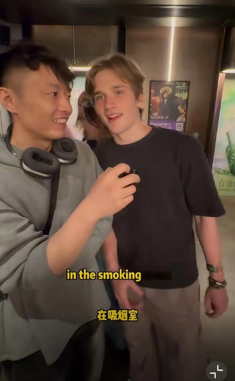 这个白人可能都没想到，马桶盖自动翻开
根本不用主动，他在华几年连生活费都不用自掏