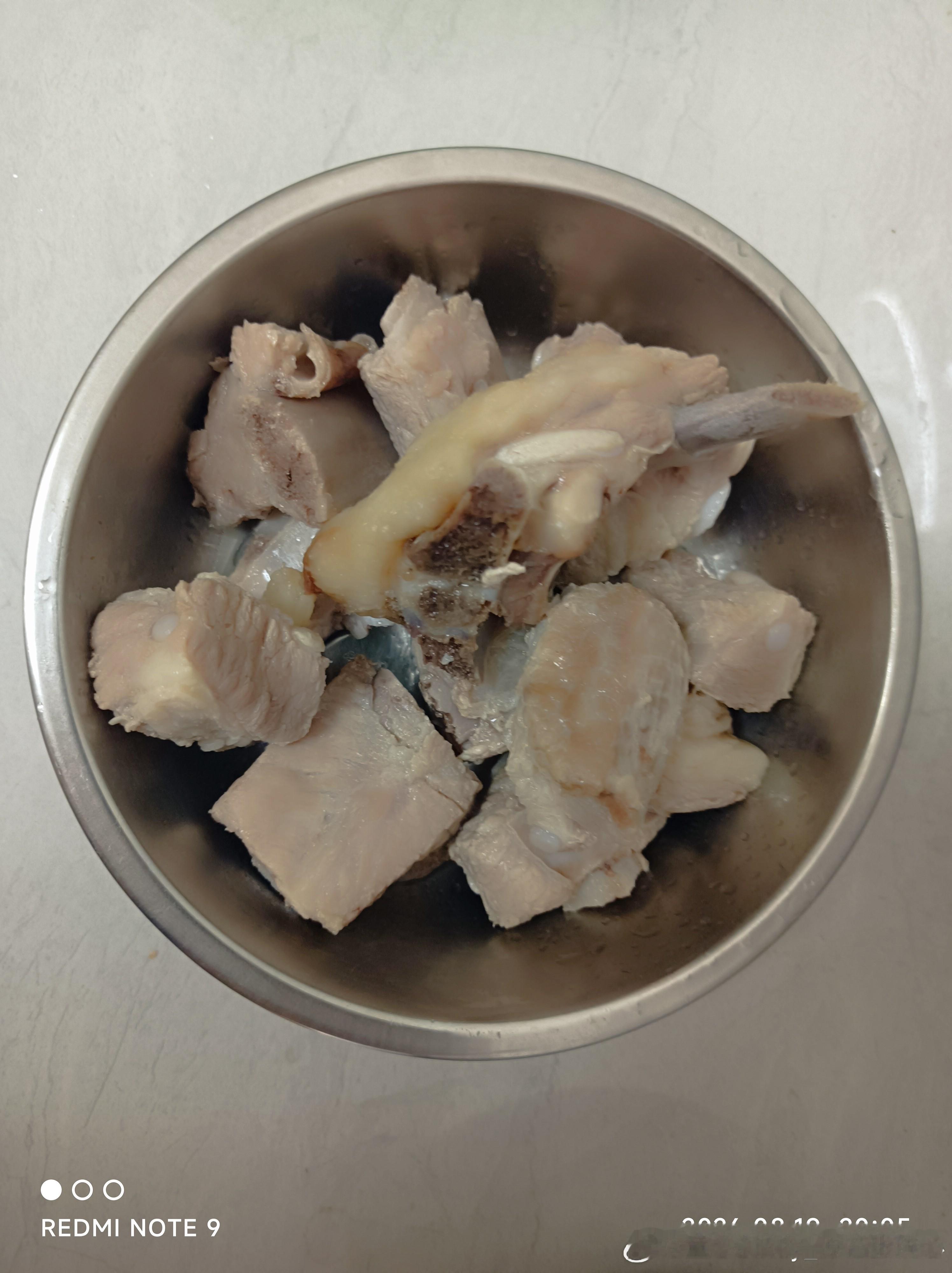 昨天给狗子们买了2斤挪威进口三文鱼纯鱼腩，2.6斤多牛排骨净排和2.6斤多猪排骨