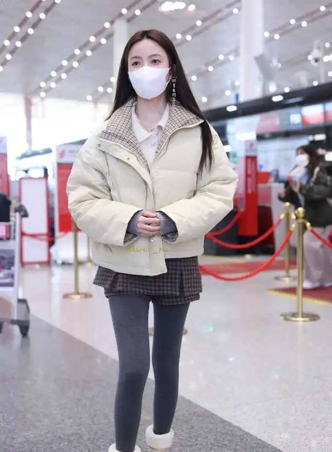 陈卓璇机场生图惊呆网友，不秀身材改穿保暖裤？这才是冬天该有的样子！ 