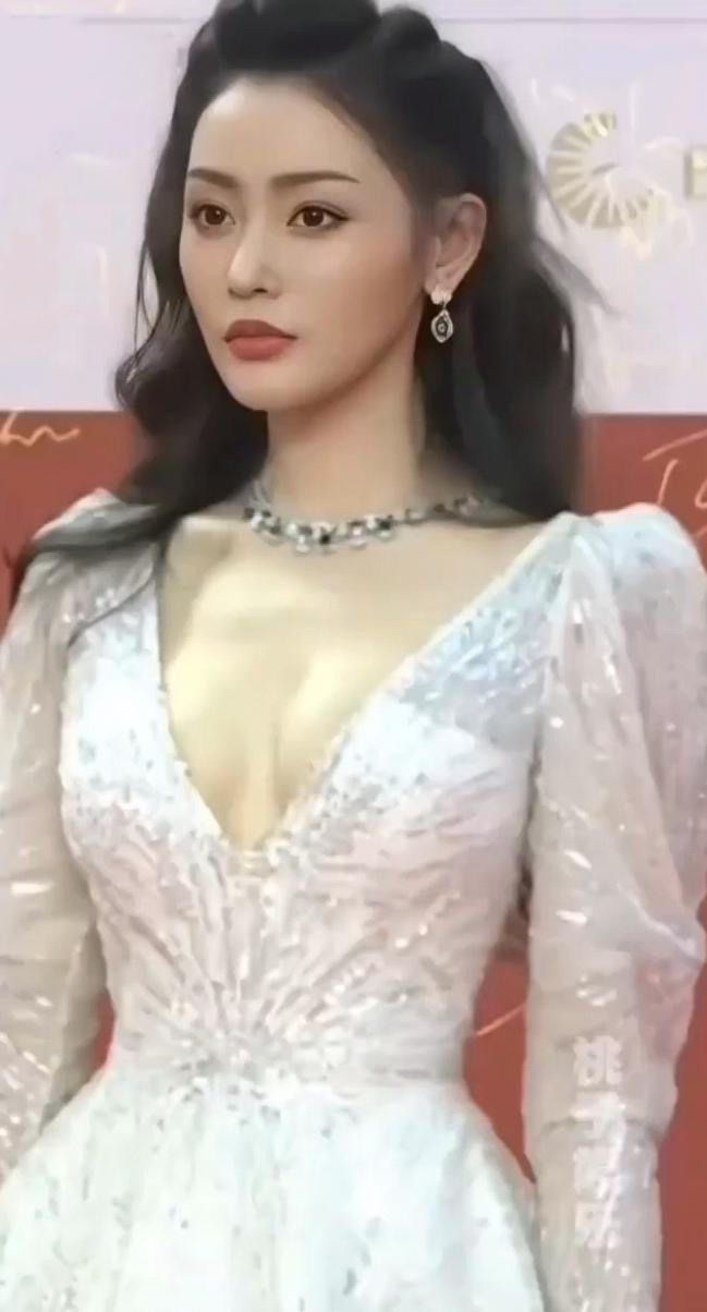 张天爱，身材颜值简直太完美了[比心][送自己一朵花][赞]娱乐 颜值高 丰满 好