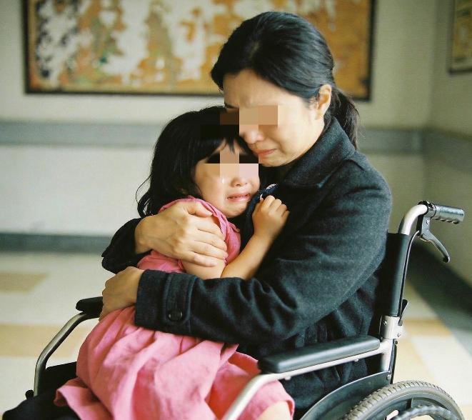 一个下身瘫痪的女子，本想找个人搭伙过日子，招了个男子上门结婚，结果对方把她家当 