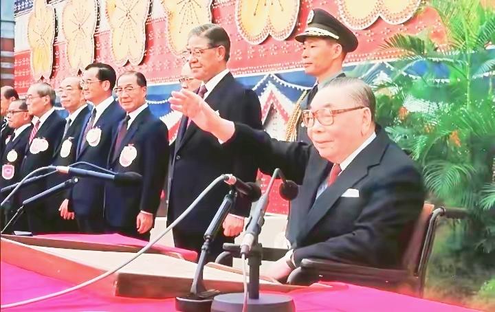 当年，蒋经国出席活动时的一幕，参军长、李登輝、李焕、连战，邱创焕等在列。