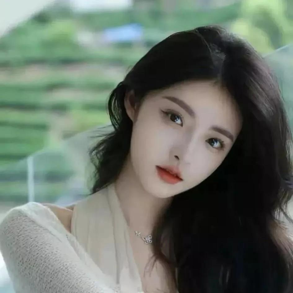 优雅女神的温柔瞬间，绿意盎然的自然背景温柔高贵的女性 紫色花海女神 清新的女人 