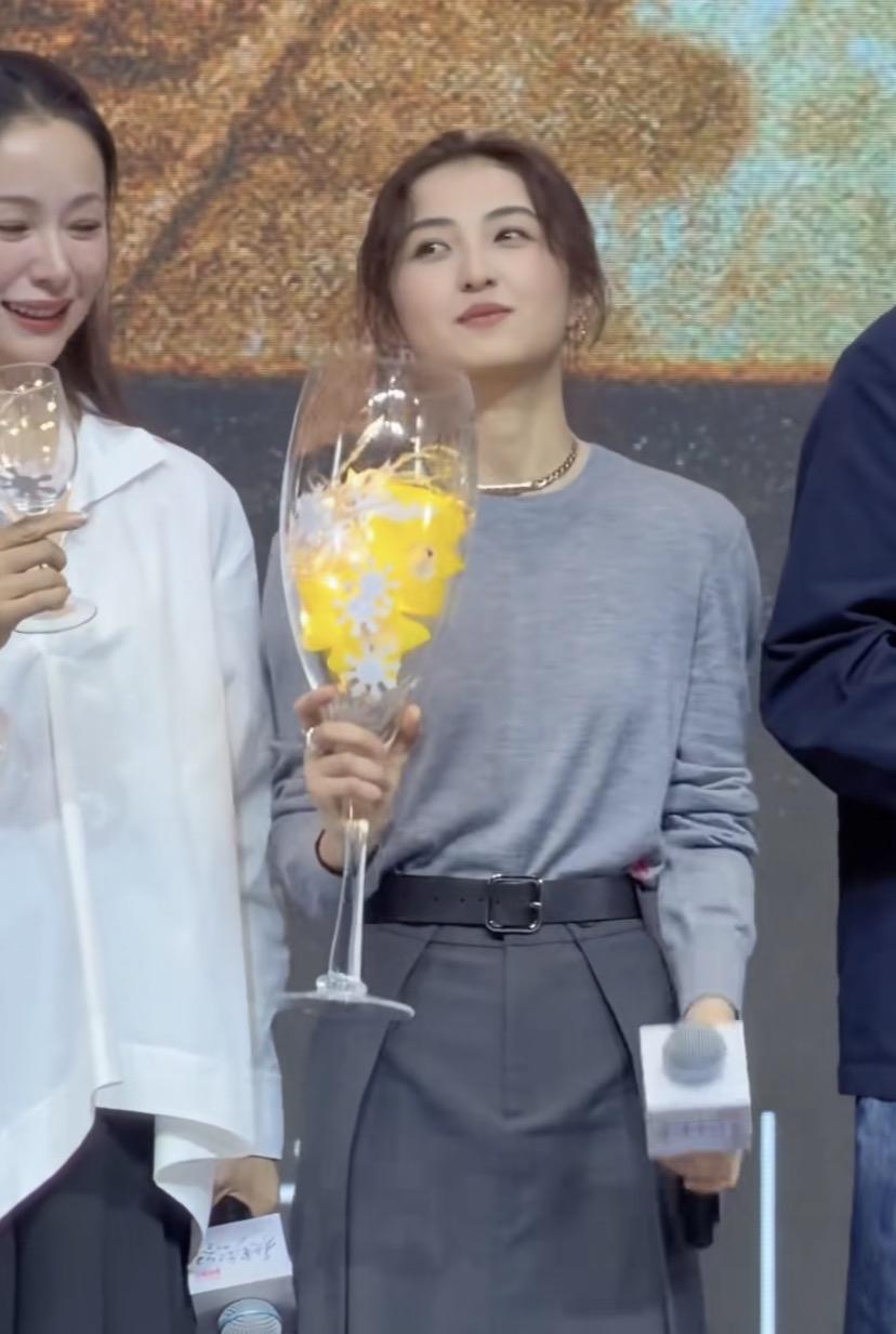 张子枫都24岁了，怎么还像个孩子一样可爱。