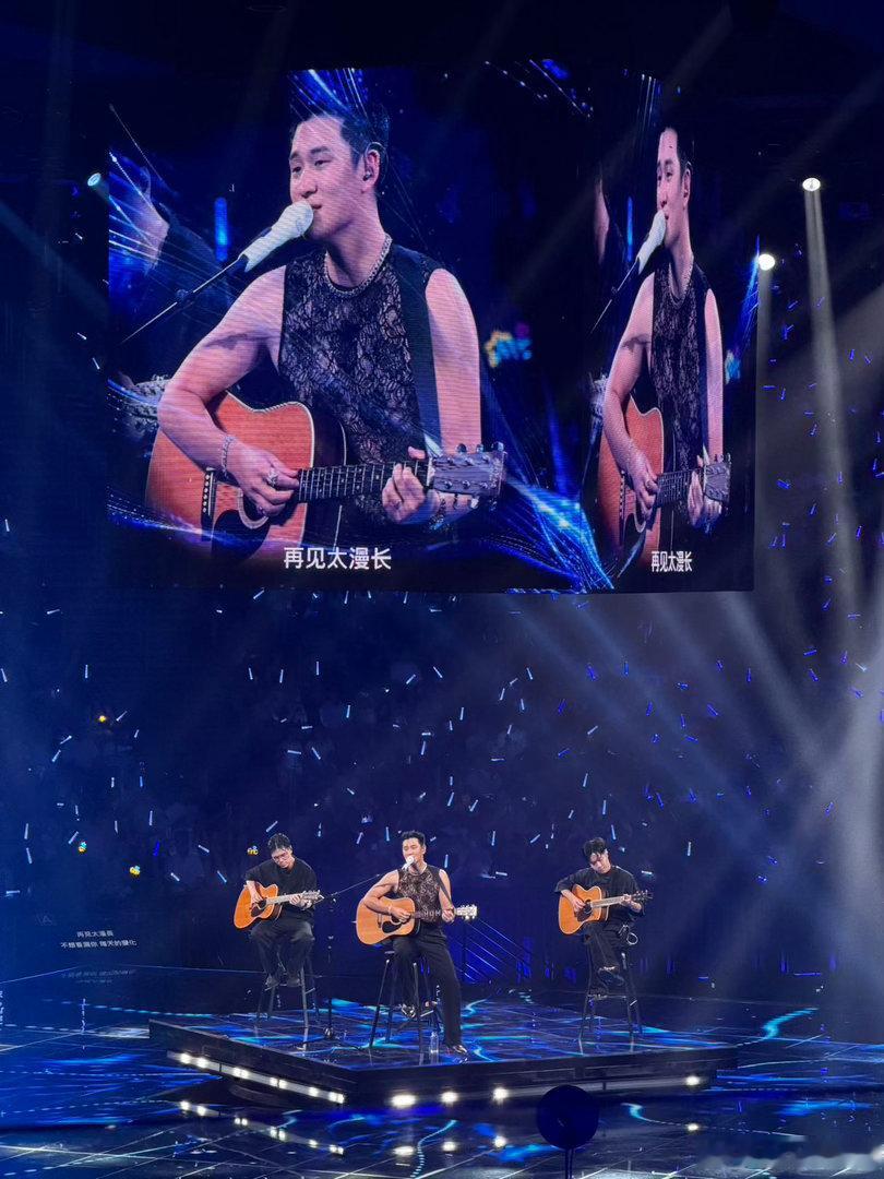 周兴哲演唱会是歌手分会场吧 周兴哲重庆演唱会歌手的音乐导演、合伙人都来探班，张碧