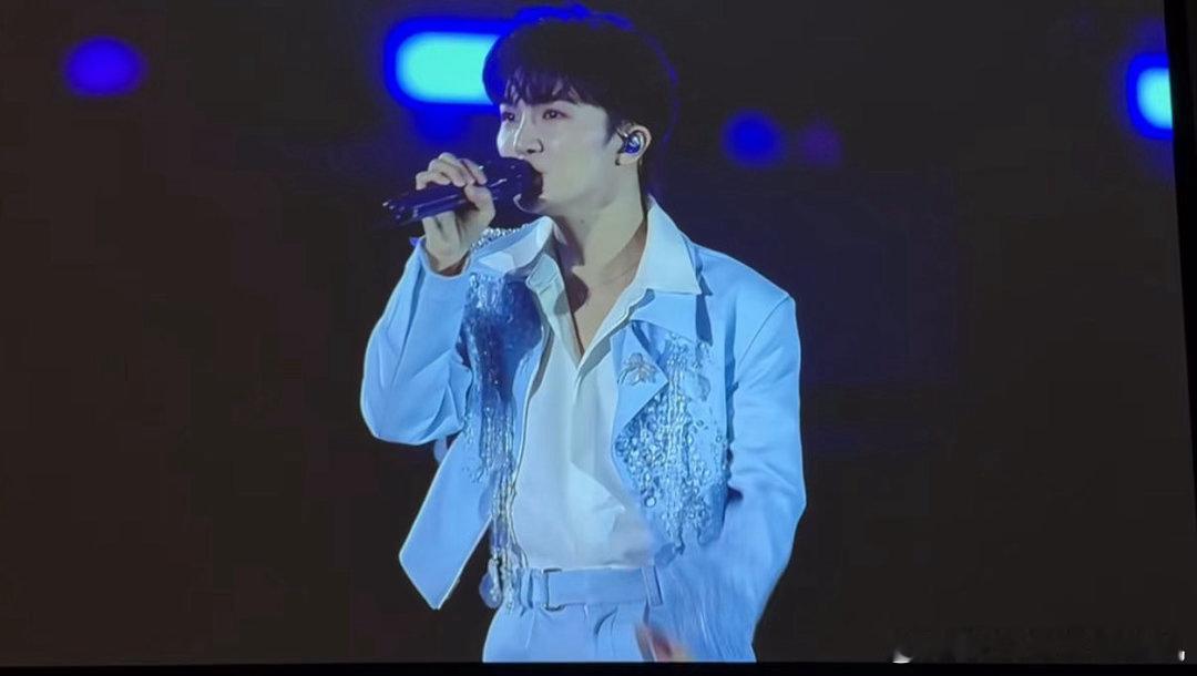 登上苏超舞台周深说每个人都是主角 周深雨中献唱《热烈盛开》《璀璨冒险人》，天籁唱