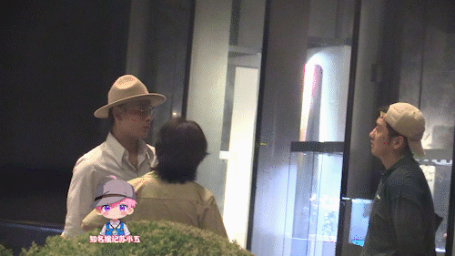 洪尧独自会友不见吴谨言 洪尧和朋友聚会，深夜聚餐结束后，洪尧和两位朋友从饭店走出