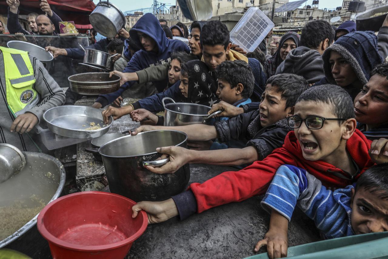 巴基斯坦国防部长阿西夫向全国发表电视讲话，强调所有阿富汗人都必须离境，不论其证件