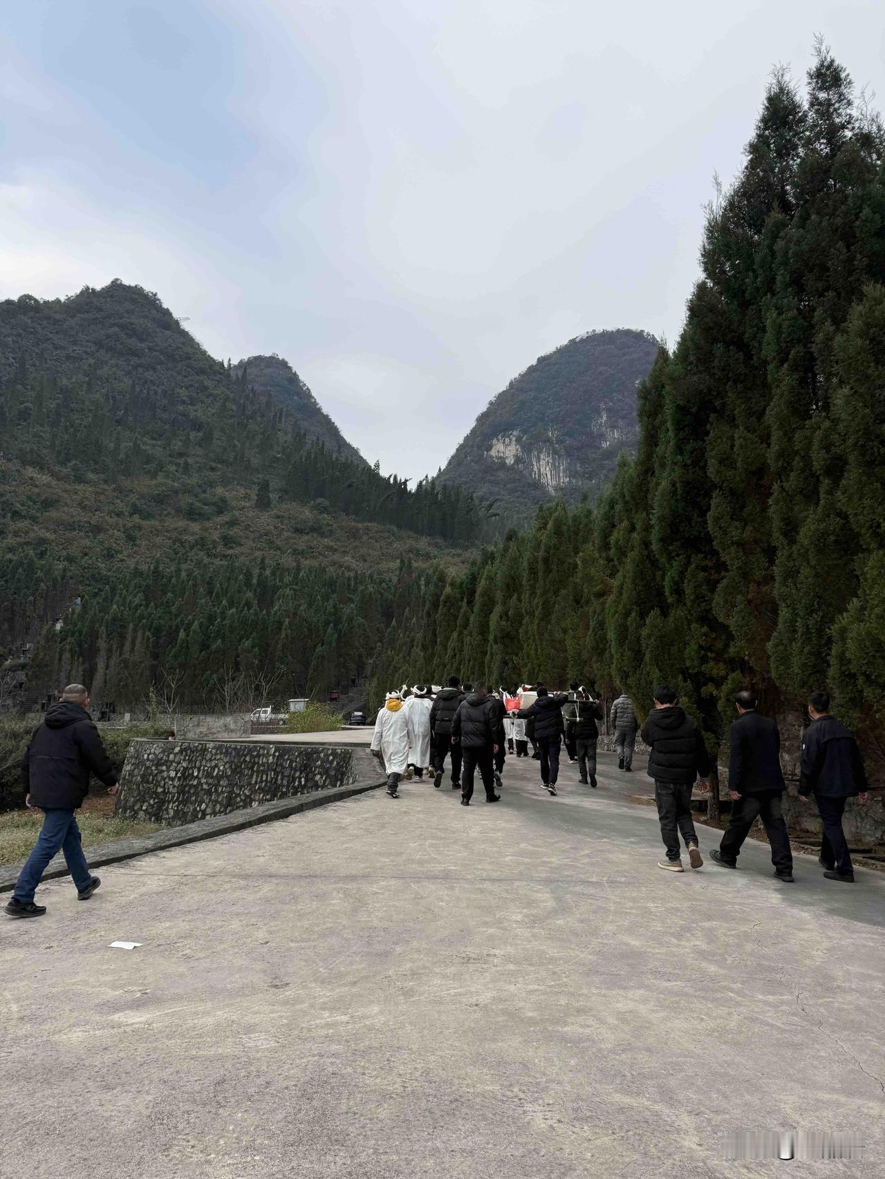 去年发现老家村里负责抬棺的人员安排有了一个新的变化，确实想不到会这样安排。以前，