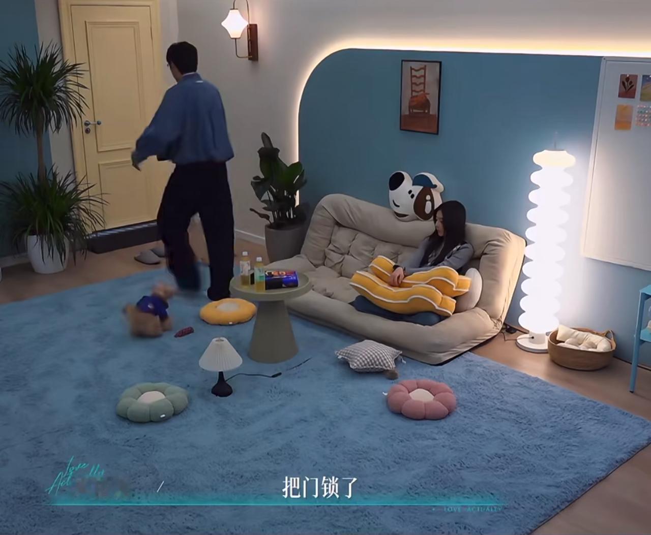 周佑凌锁住房间门与柳柳一起看双方档案。
在宠物室里，两人甜蜜地互看档案。那一刻柳