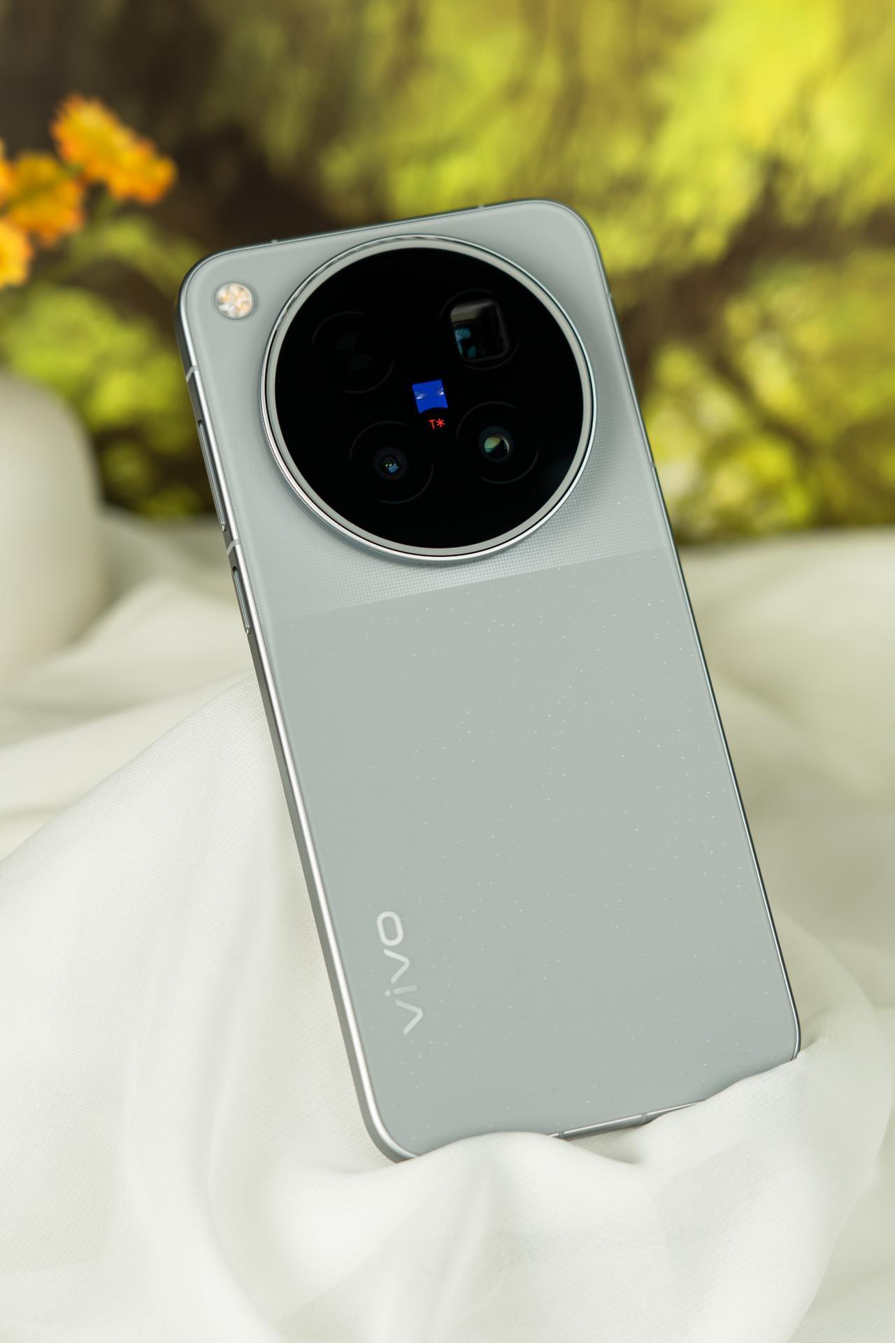 vivo X500 Pro Max「大地回声」
手机背板采用了拼接设计，整体观感