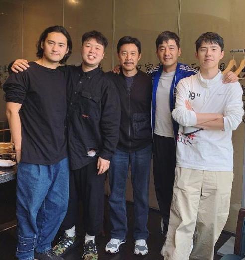 这张5人同框照，我认出了发型拉风、神仪明秀的袁弘，面色红润、丰颊皓齿的杜海涛；须