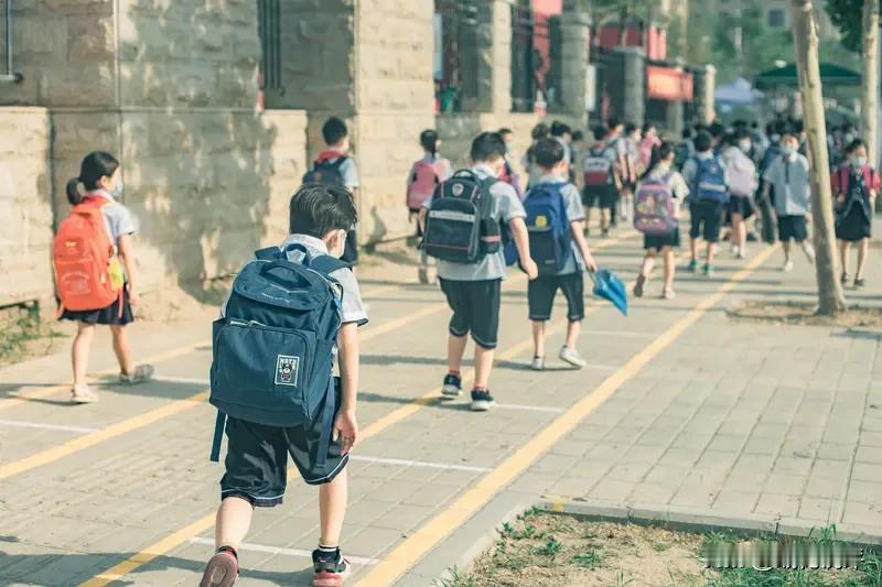 中小学取消重点班对学生有何好处 中小学取消重点班好处多多。以前有重点班时，成绩一