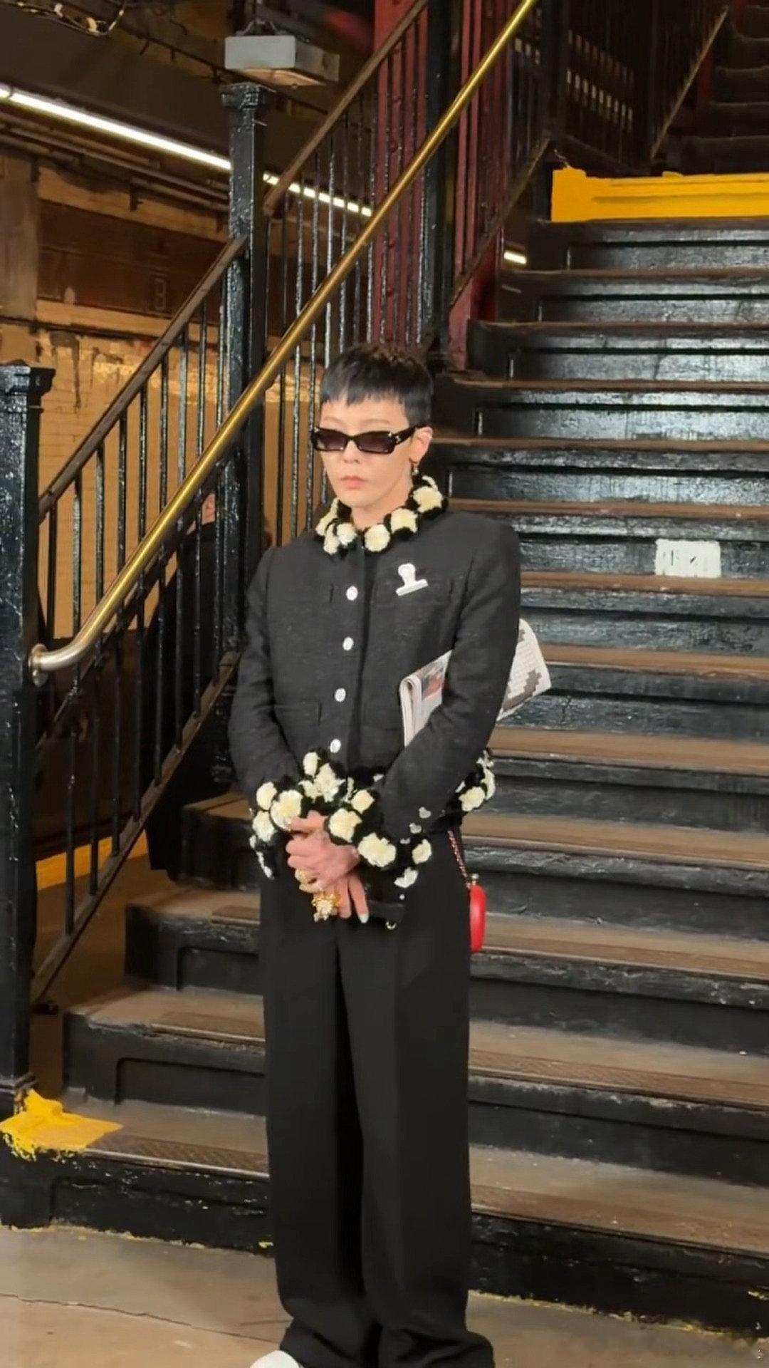 权志龙纽约香奈儿大秀造型权志龙纽约看秀生图权志龙纽约香奈儿大秀造型，权志龙狗啃刘