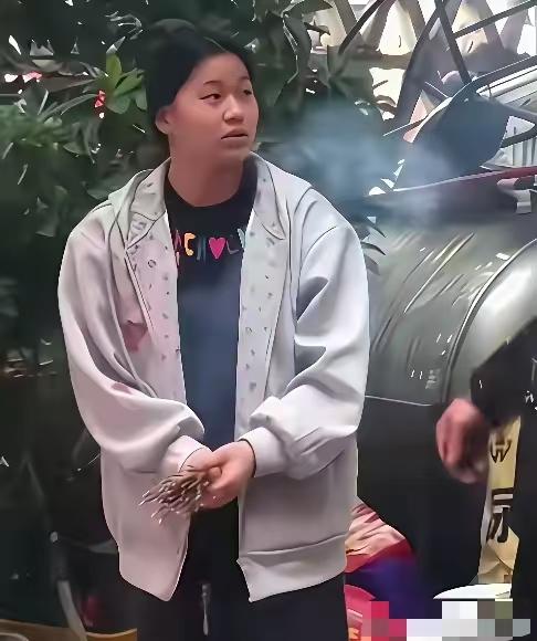 不仔细看真的看不出是全红蝉，这是原图吗？这不是被坏良心的人P过的图吗？全红婵的脖