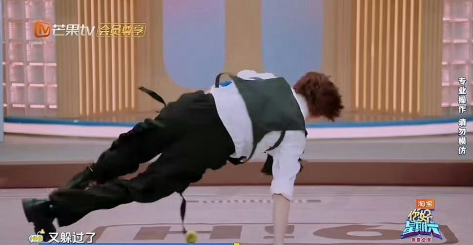 丁程鑫单手撑地这个帅躲球游戏现场直接上演名场面!小球从四面八方扑过来的时候，丁程