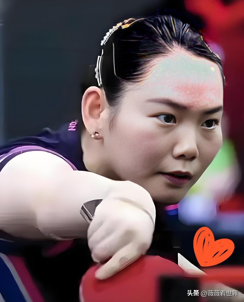 终于明白！为什么其他陪练都走了，何卓佳不走。

​她跟莎莎原来有四个人陪练小组，