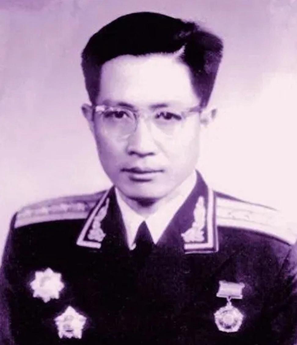 这个杨朝汉是神人。

说杨朝汉，可能很多人不知道，但说他参加革命后用的化名“耿青