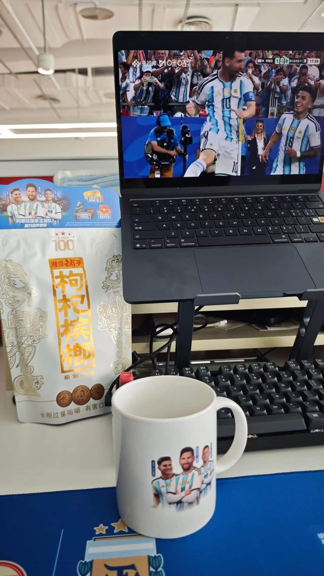 阿根廷开局完美，我激动得发了一条朋友圈。配图是比分和我手里捏瘪的湘潭铺子枸杞BL