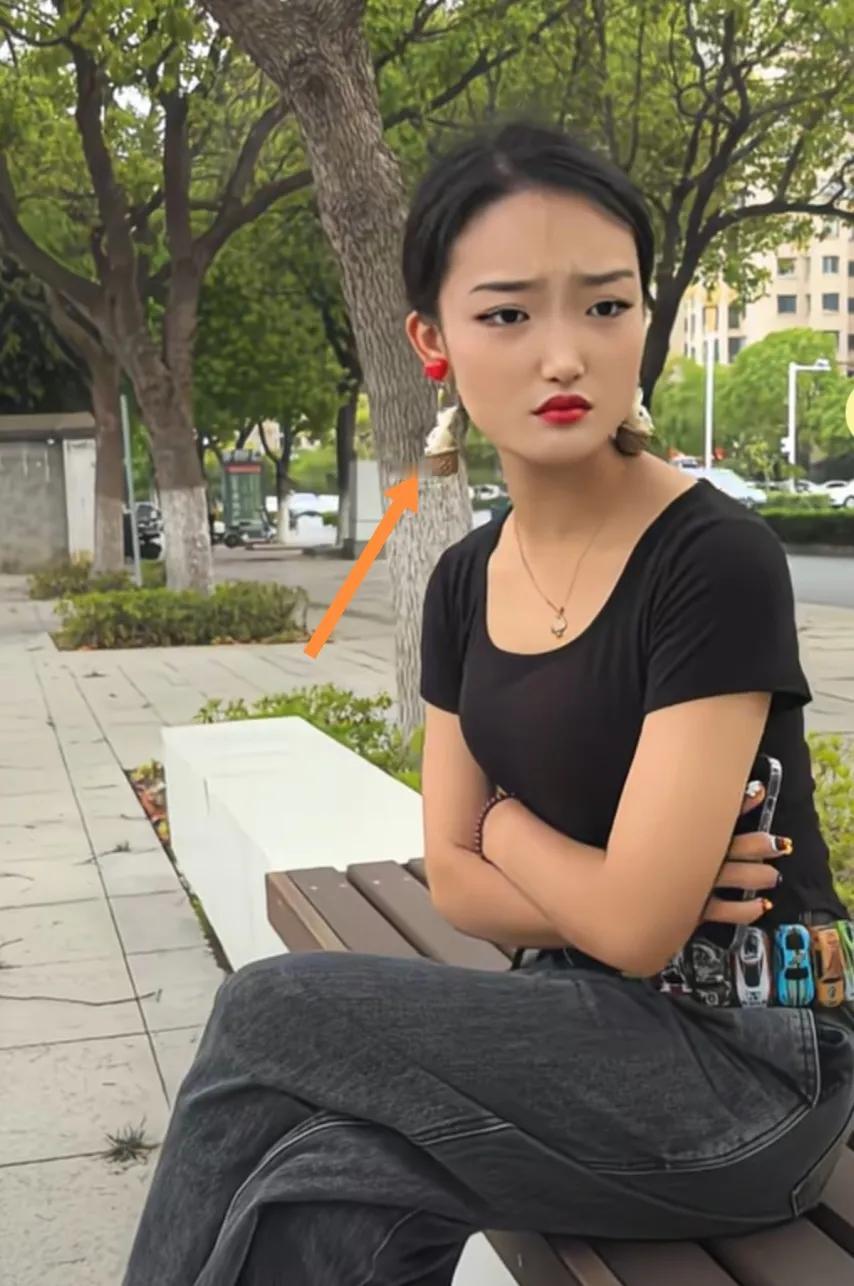 这耳坠的材质是金的还是铜的？反正我看着很美呀。