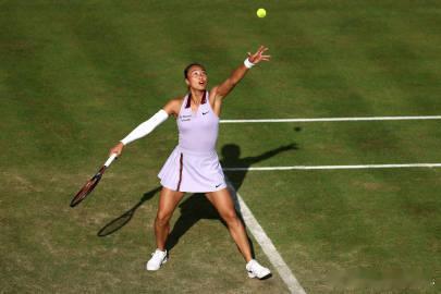 WTA250诺丁汉站女单首轮，郑钦文迎战6号种子萨卡里。第一盘，郑钦文在第3局被