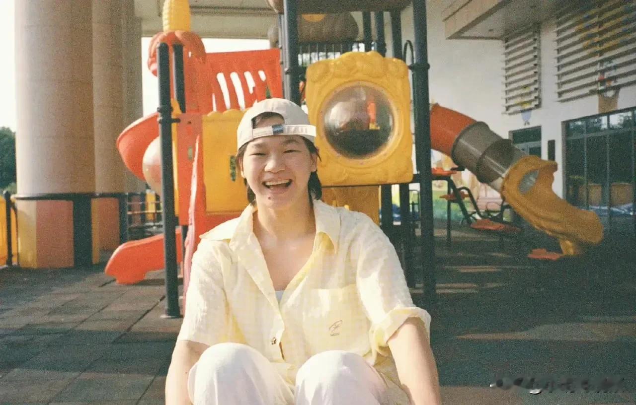 全红婵这组新照片简直绝了！照片里的她活力满满，就像一朵朝气蓬勃的太阳花，青春气息