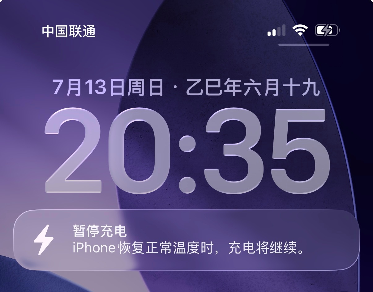 我此时此刻坐在空调房，空调温度24摄氏度，对面还有个电风扇一直在吹。 ​​​