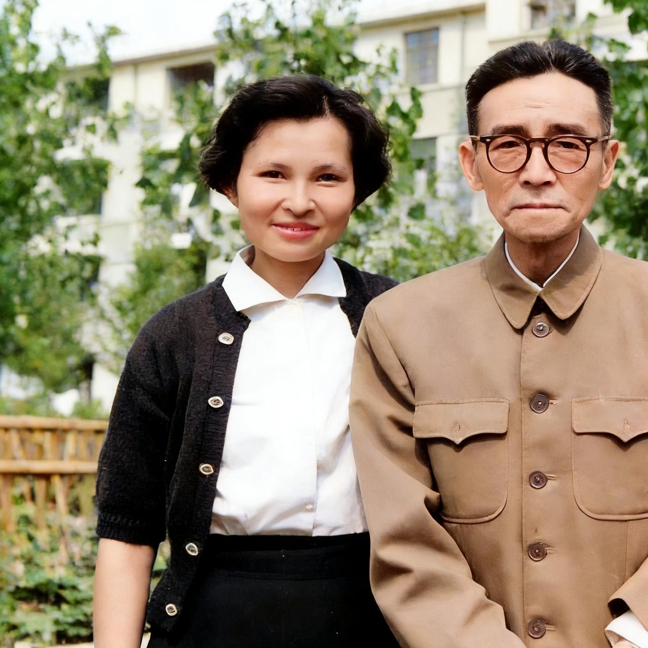 1955年，梁思成处理完妻子林徽因的后事，和女儿梁再冰站在院子里，一张温馨的合影