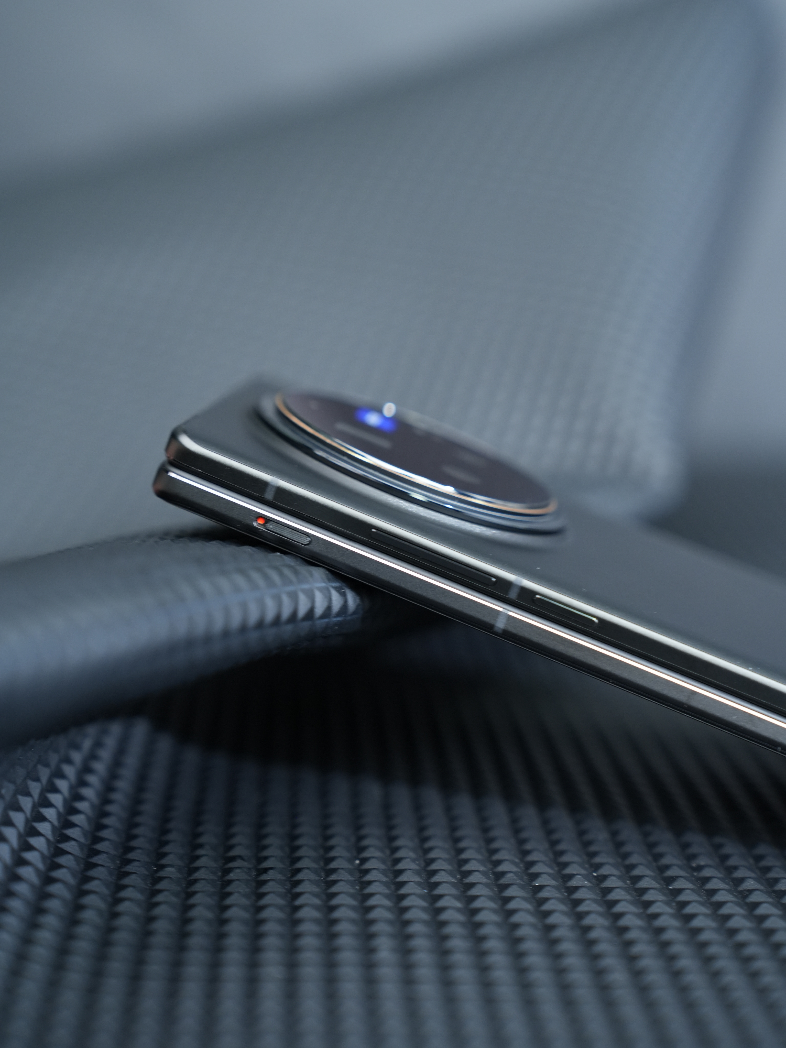 最新款 vivo X Fold 3 Pro 来了  轻薄而美 拿在手上第一个感知
