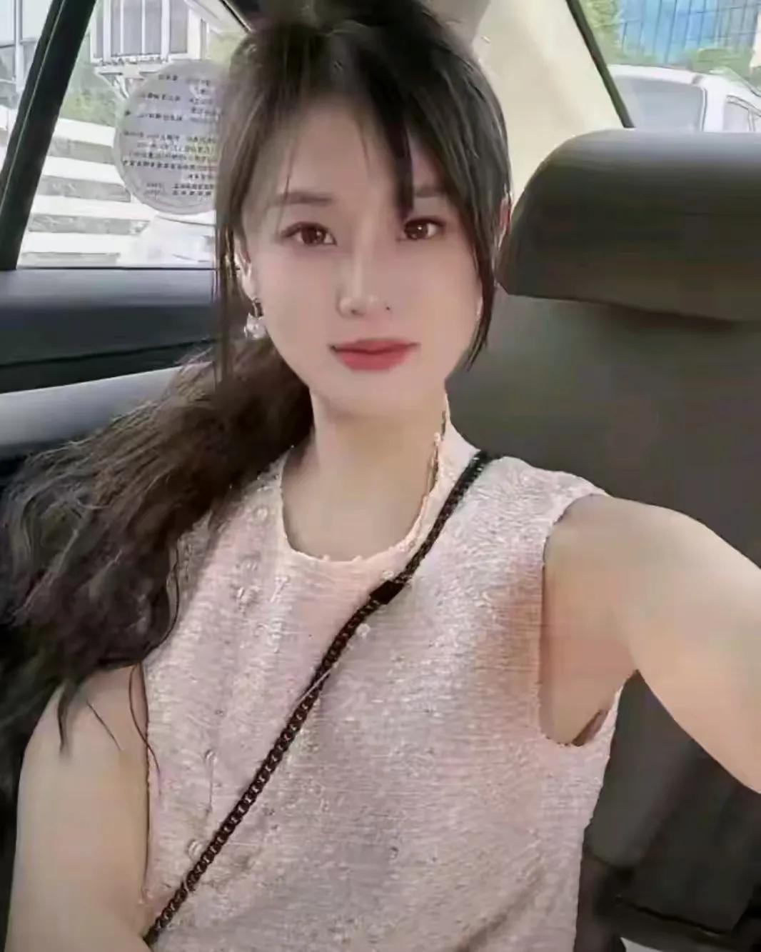 小晴的选择显得格外特别。她坚守着自己的原则，即使面对爱情的诱惑，也从未动摇。
