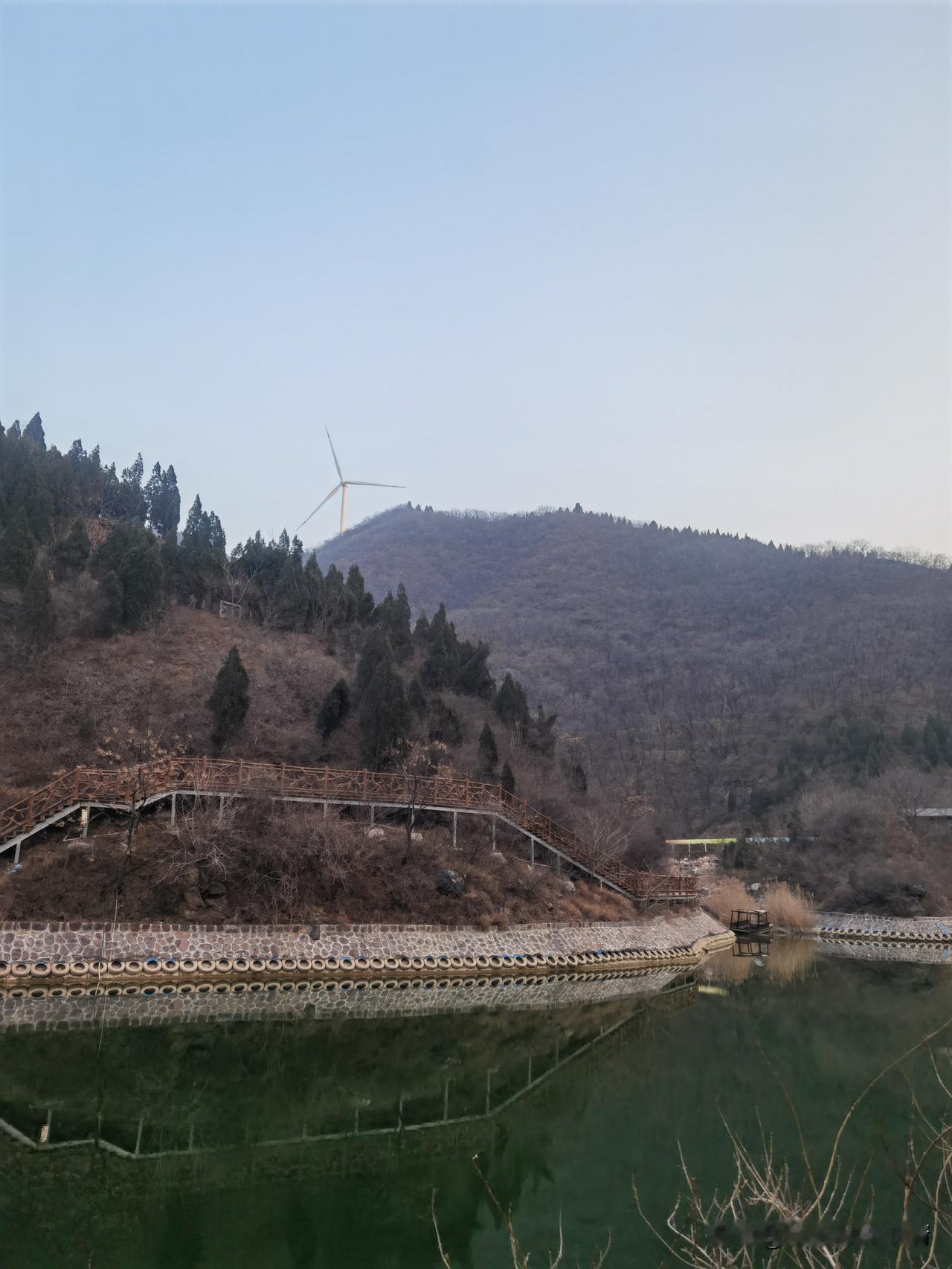 难得偷的清闲，来到这有山有水的地方转转，站在水边一眼望过去，远处的山不算高，却笼