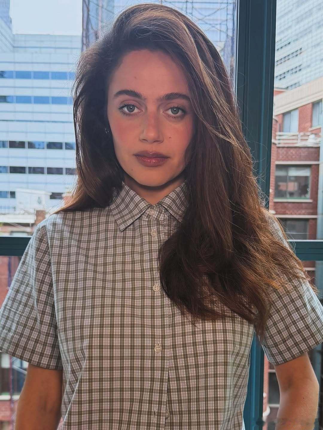 更多Molly gordon莫丽戈登《绵羊侦探团》的宣传妆造细节，影片内地也已定