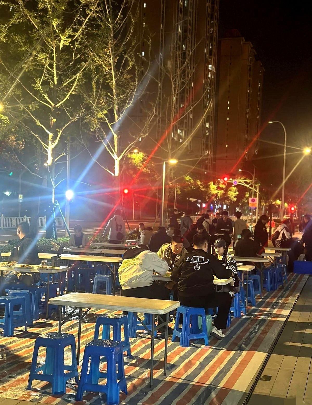 冷风里蹲着吃盒饭的，是拍出爆款剧的人。
镜头一转，主演的保温杯里泡着枸杞。
不是