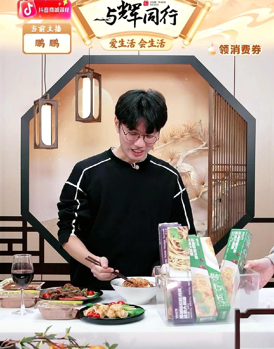 鹏鹏可比盼盼胆小多了！
3°的果酒硬是没敢喝一口，这要是盼盼估计敢喝一瓶，毕竟她
