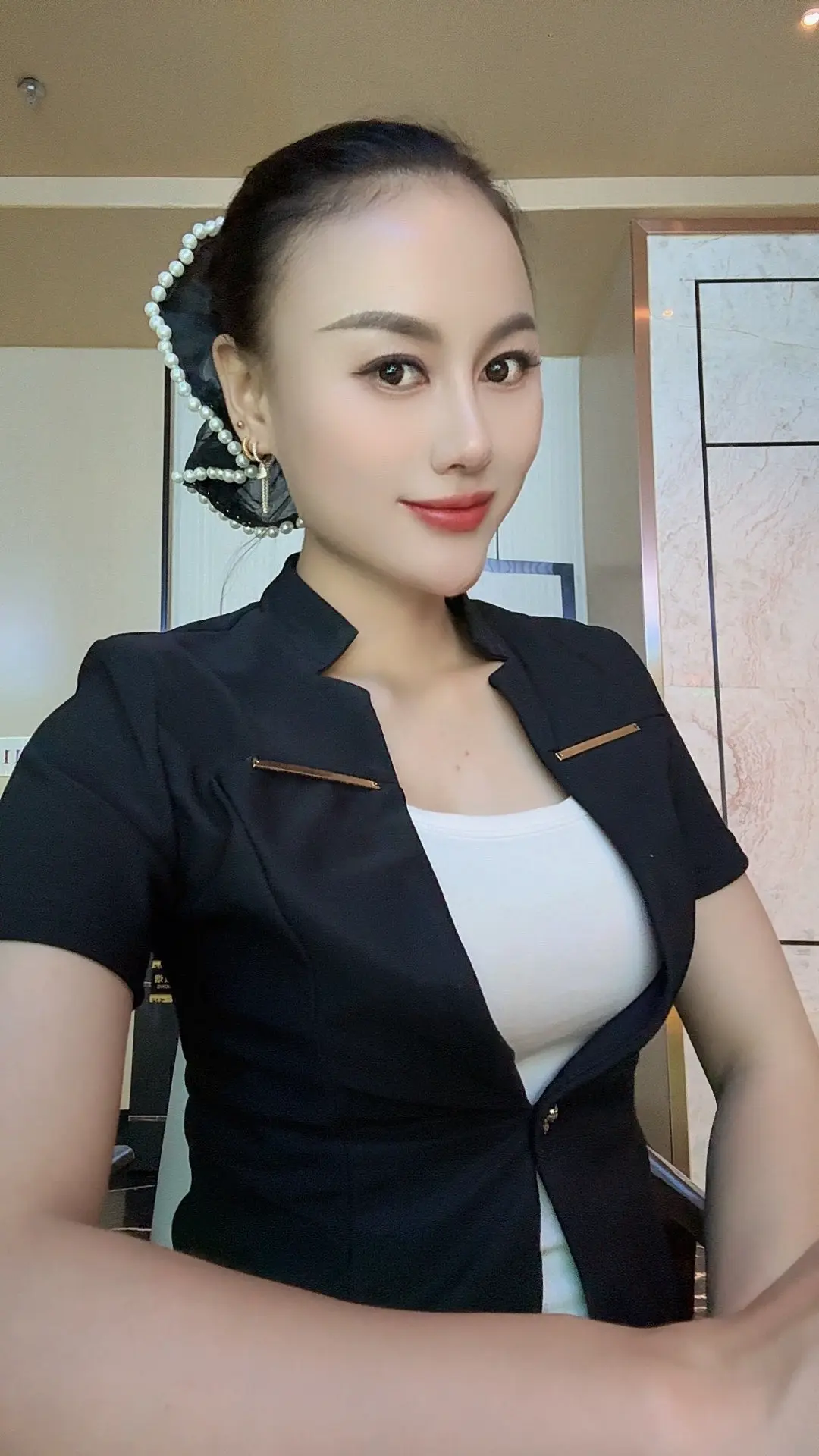 好好想想其实李先生还是爱我的，我现在穿的工作高跟鞋，还有家里鞋柜里的高...