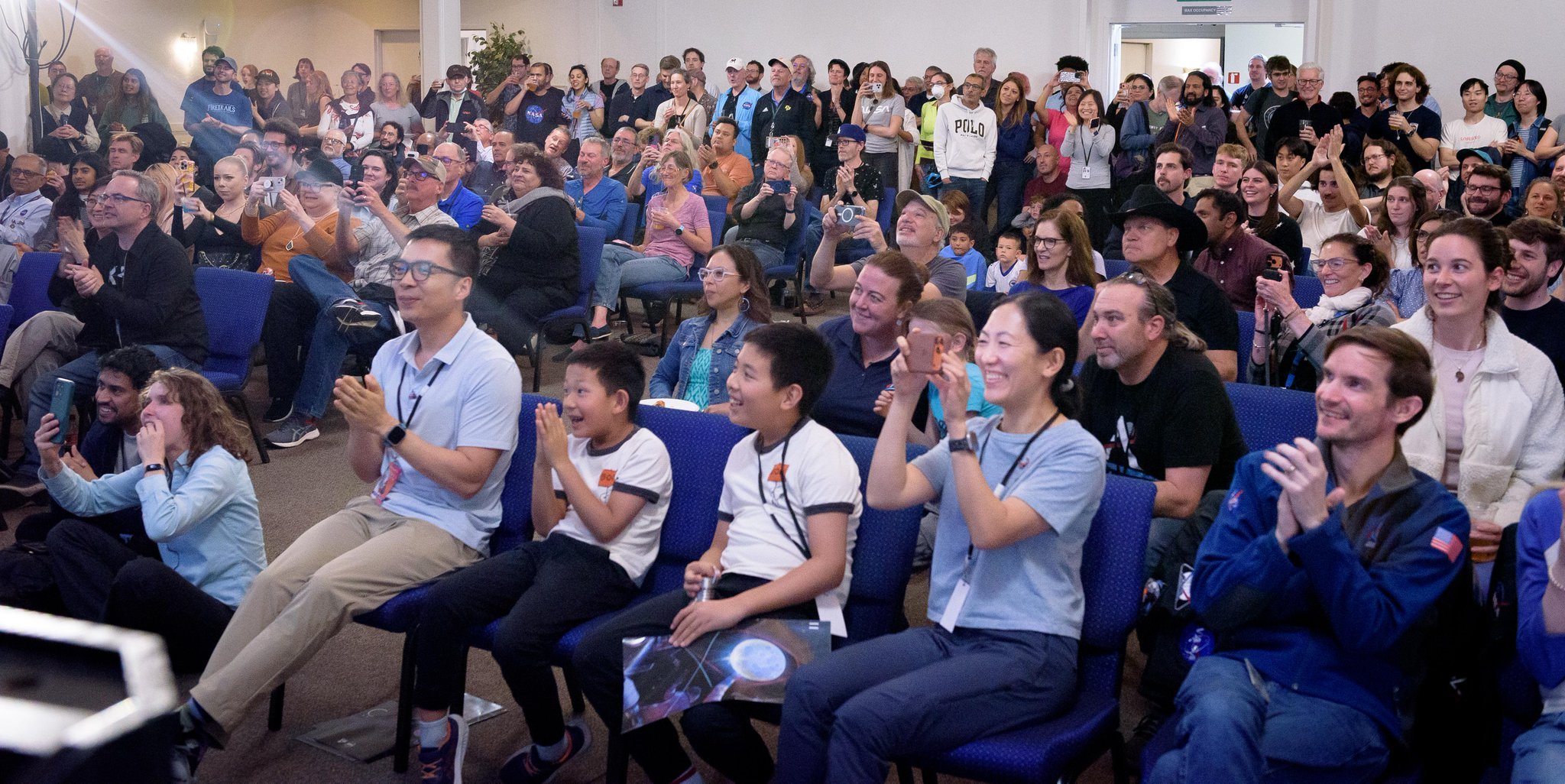 一位非常特别的访客来到NASA艾姆斯研究中心——阿尔忒弥斯2号月球吉祥物“Ris