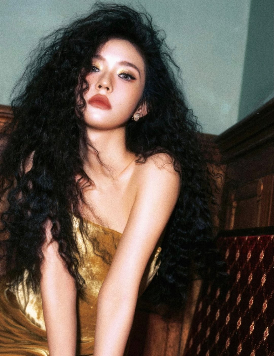 说真的，林允的造型真的有惊艳到我！爆炸头居然能被她驾驭得这么高级，和丝绒礼服配在